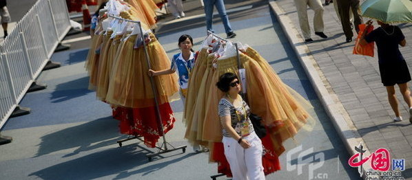 　2008年8月24日北京、北京五輪閉会式の道具を搬送している国家体育場「鳥の巣」のスタッフ。