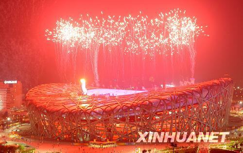 円を描いている花火は、北京五輪が円満に終わったことを意味している