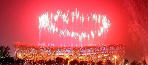円を描いている花火は、北京五輪が円満に終わったことを意味している