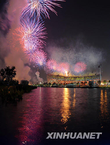 北京五輪閉幕式で打ち上げられた竜の形をした色とりどりの「万紫千紅一条竜」の花火