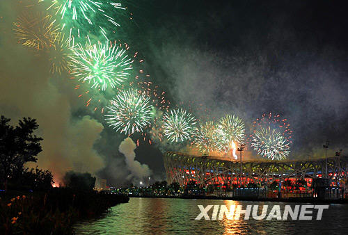 北京五輪閉幕式で打ち上げられた竜の形をした色とりどりの「万紫千紅一条竜」の花火
