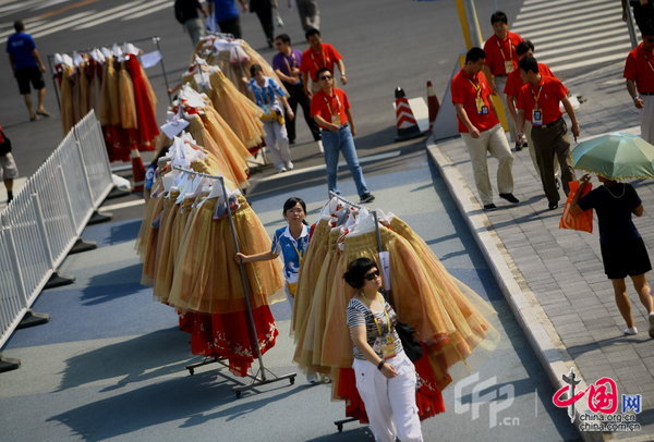 2008年8月24日，北京，国家体育场“鸟巢”，工作人员正在运送奥运闭幕式用的道具。
