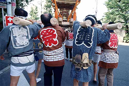 日本の祭りの様子