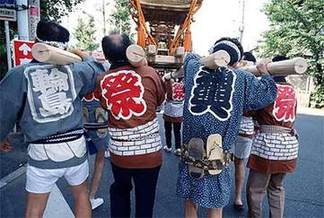 日本の祭りの様子